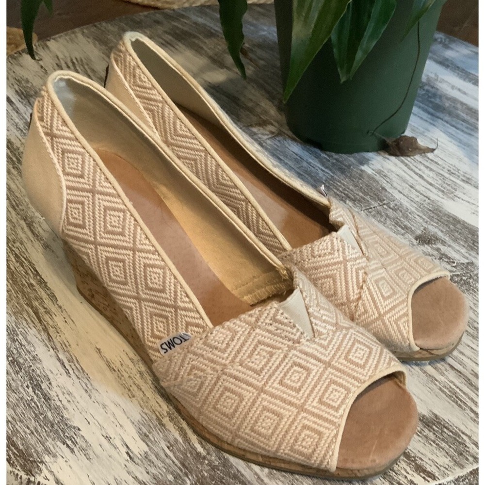 TOMS Wedge Sandals Womens 9 Cream Tan Geometric Pep Toe Cork Heel Good Condition